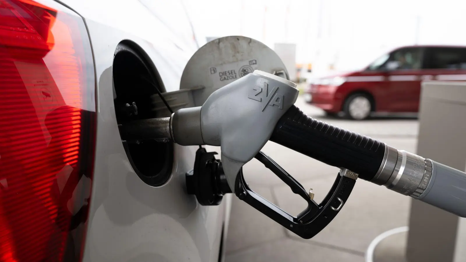Um knapp 17 Cent sank die Steuer auf Benzin und Diesel - komplett ist dies bisher nicht an den Zapfsäulen angekommen. (Archivbild) (Foto: Sebastian Kahnert/dpa)