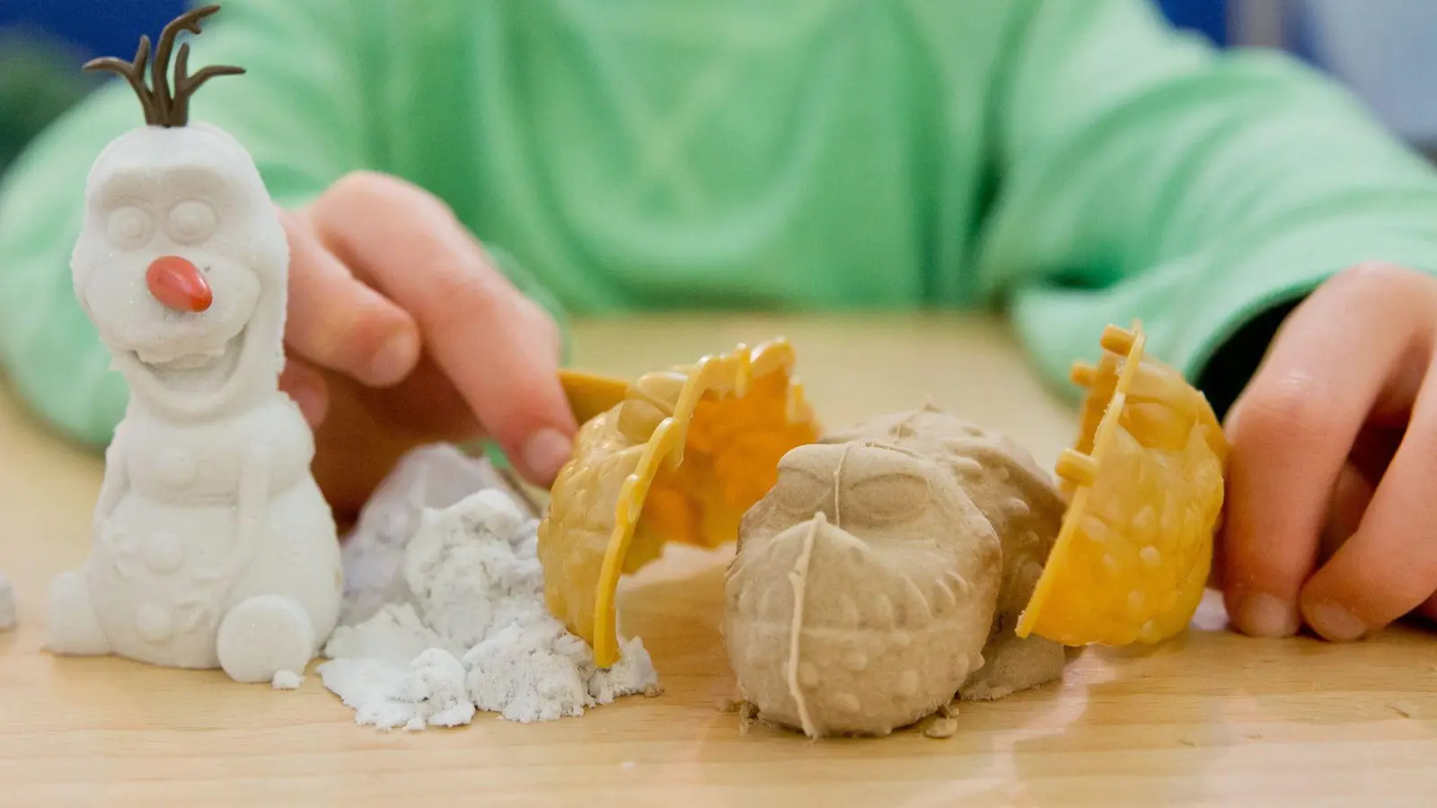 Verbraucherschützer raten vorsorglich davon ab, Sandspiel-Produkte für den Innenbereich zu verwenden, bis sicher geklärt ist, ob diese Asbest enthalten oder nicht. (Foto: Daniel Karmann/dpa/dpa-tmn)