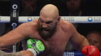 Tyson Fury (r) hat erneut seine Karriere beendet. (Foto: Frank Augstein/AP/dpa)