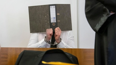 Über zehn Jahre hinweg hatte das Ehepaar, hier der Mann, eine Millionensumme aus den Parkautomaten der Stadt Kempten entwendet. (Archivbild) (Foto: Stefan Puchner/dpa)