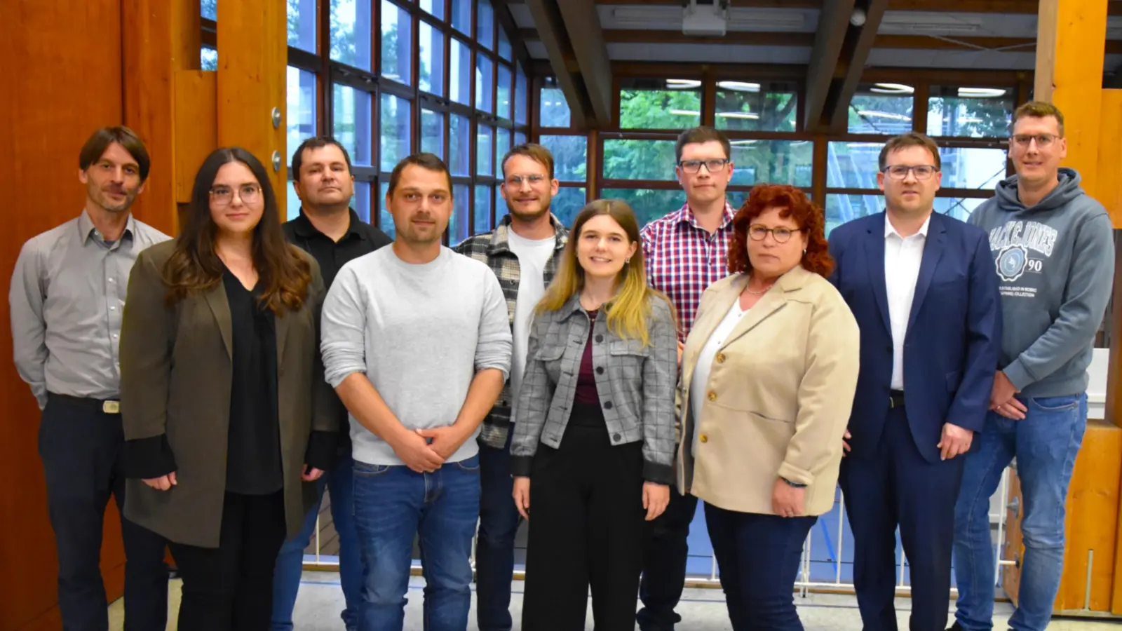 Bürgermeister Simon Göttfert (5. von links) vereidigte die neuen Gemeinderätinnen und -räte (von links): André Lober, Maria Hillermeier, Andreas Engelhardt, Stefan Obermeier, Tina Böhmdofer, Felix Frey, Elke Pfahler, Matthias Hailmann und Christian Boas. (Foto: Werner Wenk)