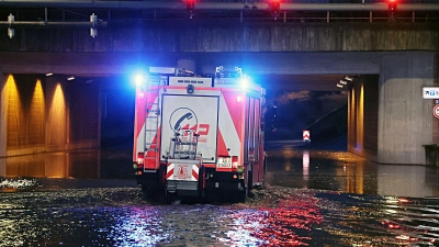 In der Region Aschaffenburg war die Feuerwehr bei etwa 300 Einsätzen gefordert. (Foto: Ralf Hettler/dpa)