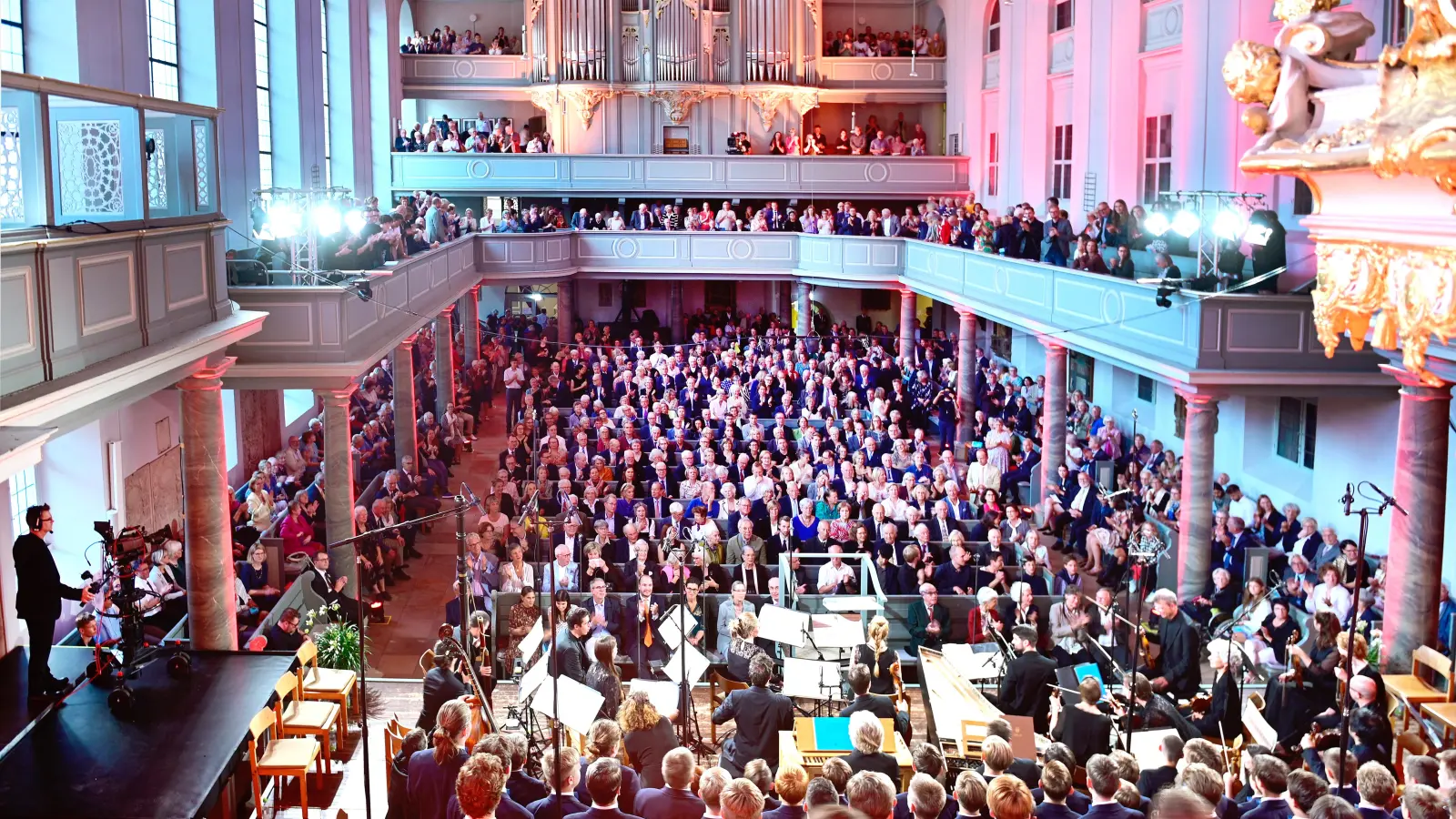 Schluss-Applaus für die Bachwoche 2023 bei der Johannes-Passion in der bis auf den letzten Platz besetzten Gumbertuskirche. (Archivfoto: Jim Albright)