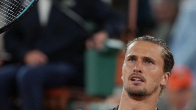 Alexander Zverev will auch im Halbfinale der French Open jubeln. (Foto: Thibault Camus/AP/dpa)