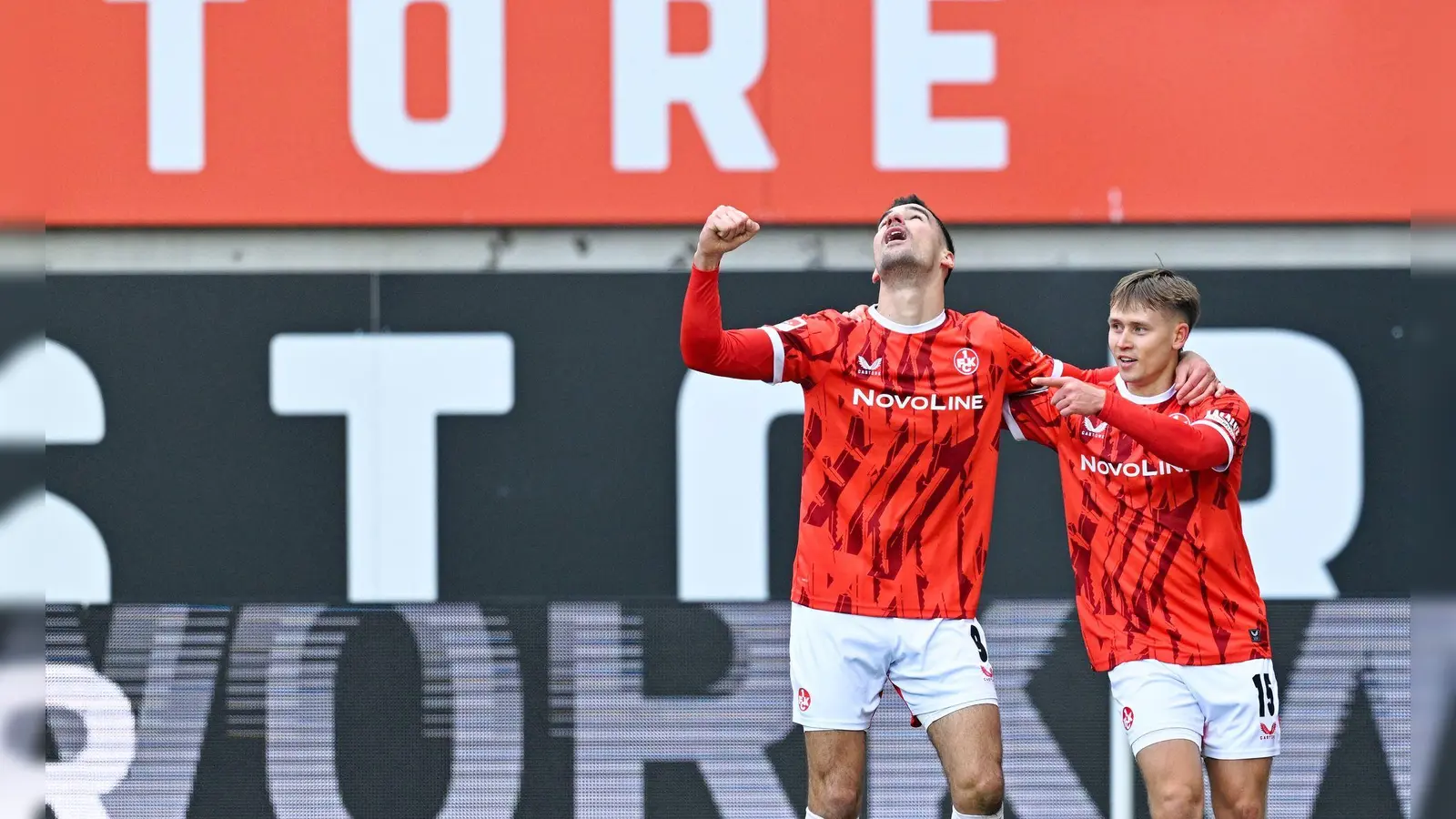 Naatan Skyttä (r.) darf sich über drei Tore in der ersten Halbzeit freuen (Foto: Uwe Anspach/dpa)