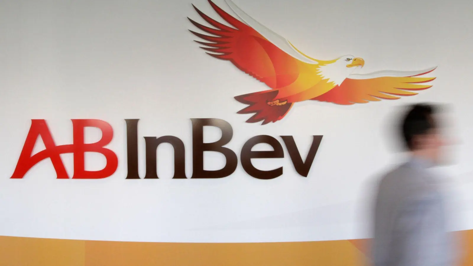 Der weltgrößte Braukonzern AB Inbev bringt sein Lagerbier zurück auf den deutschen Markt. (Archivbild)  (Foto: Yves Logghe/ap/dpa)