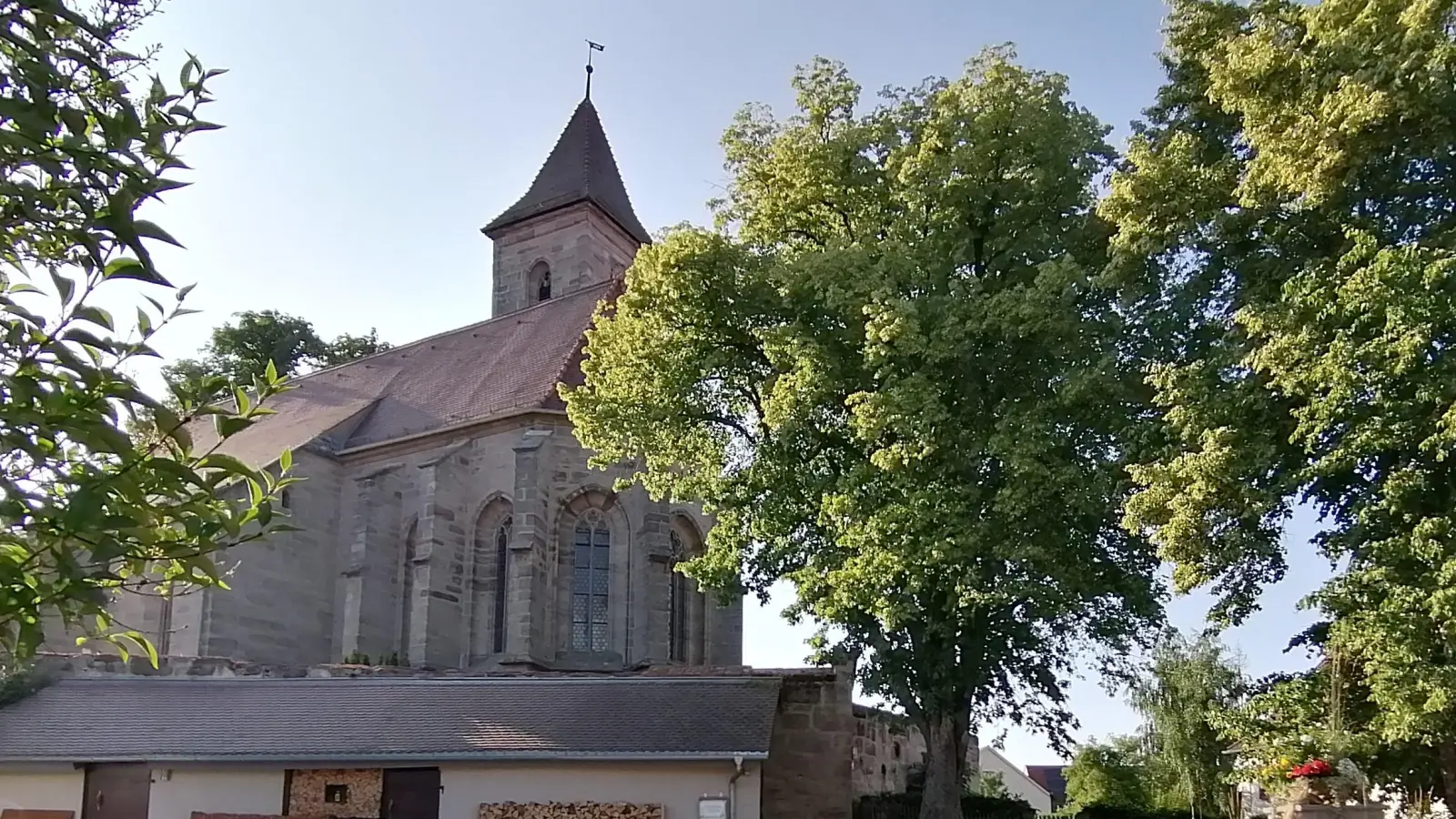 Die auf einer leichten Anhöhe stehende Marienkirche prägt den Ort an der Sulzach. (Foto: Fritz Zinnecker)