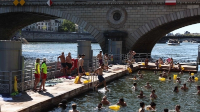 Die Freibäder in der Seine in Paris waren im vergangenen Jahr ein voller Erfolg. (Foto: Romain Perrocheau/AFP/dpa)