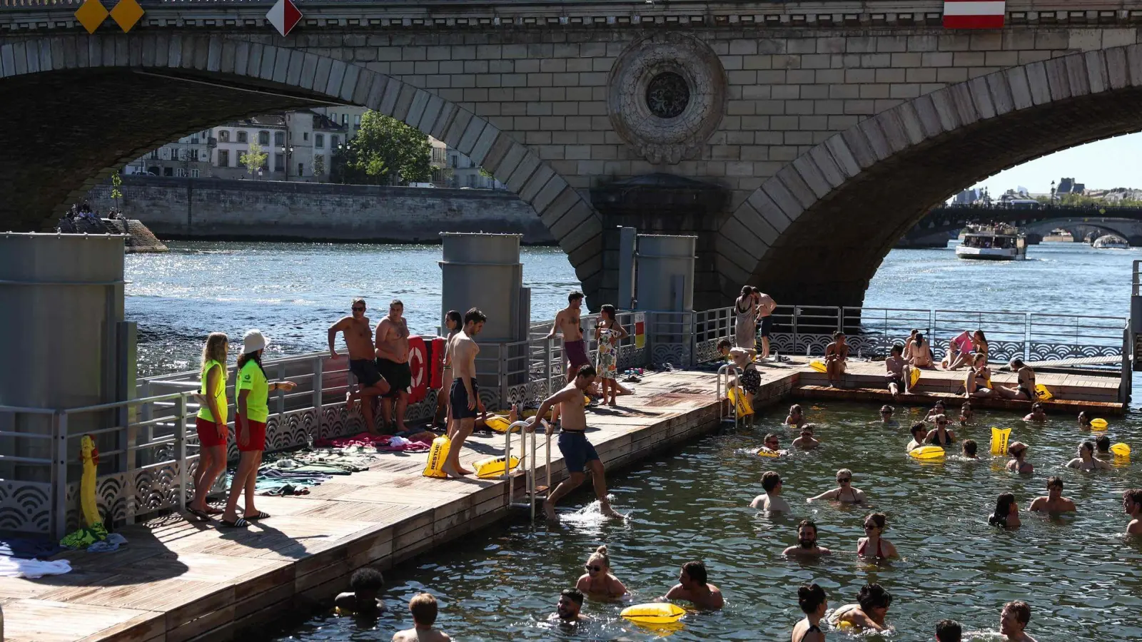 Die Freibäder in der Seine in Paris waren im vergangenen Jahr ein voller Erfolg. (Foto: Romain Perrocheau/AFP/dpa)