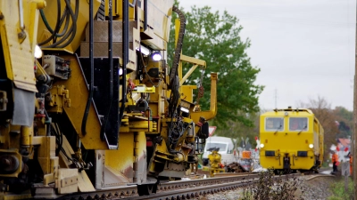 Dieser Gleisbautrupp war im November 2022 bei Laubendorf an der Zenngrundbahn zugange. Nun werden wieder Schienen erneuert. (Foto: Heinz Wraneschitz)