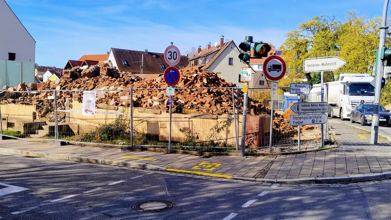 Ein großer Haufen Bauschutt ist übriggeblieben von dem Anwesen, in dem sich auch die Münster-Apotheke einst befand. Wann dort ein Rückhaltebecken in welcher Größe gebaut wird, plant nach Angaben der Stadtverwaltung derzeit ein Fachbüro.  (Foto: Eckard Dürr)