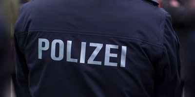 Nach Zwischenfällen mit Angeklagten hat das Jugendschöffengericht zusätzliche Polizisten in den Saal beordert.  (Symbolbild: Jens Büttner/zb/dpa)