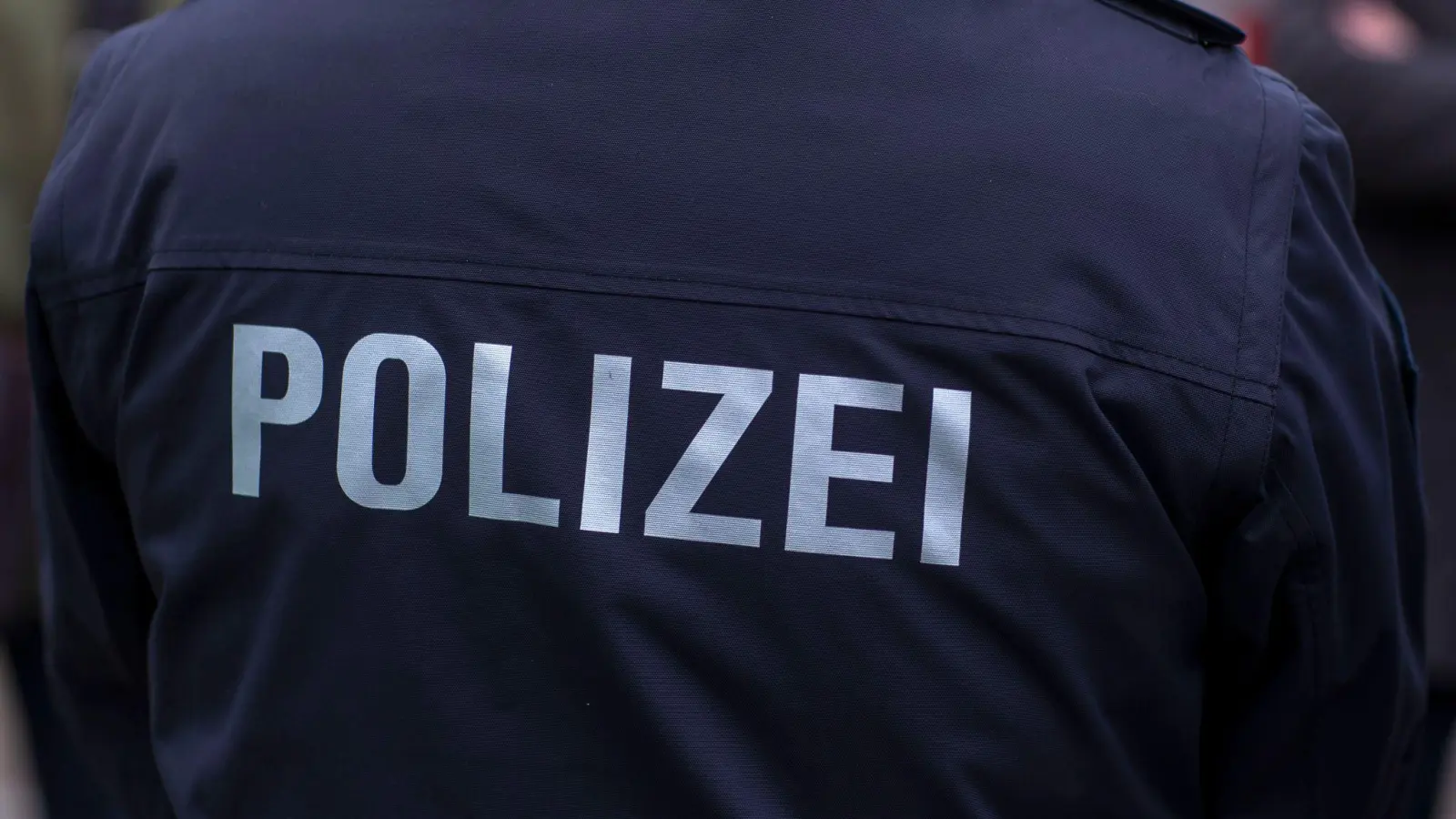 Nach Zwischenfällen mit Angeklagten hat das Jugendschöffengericht zusätzliche Polizisten in den Saal beordert.  (Symbolbild: Jens Büttner/zb/dpa)