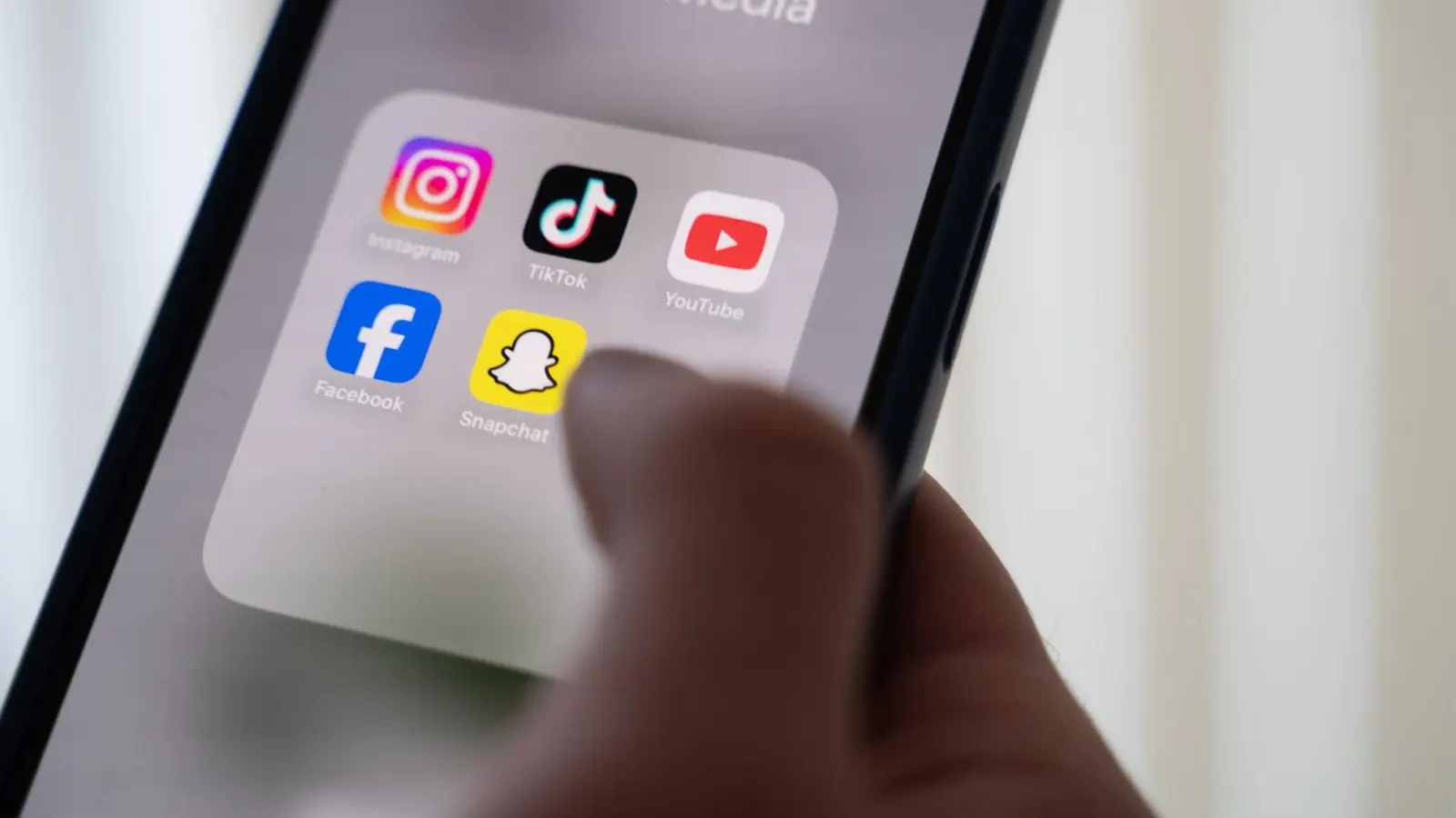 Gute Prank-Videos, in denen jemand anderen Menschen Streiche oder Scherze spielt, sollten niemanden ernsthaft verletzen oder erniedrigen – sonst werden sie schnell kritisch gesehen. (Symbolbild) (Foto: Alicia Windzio/dpa)