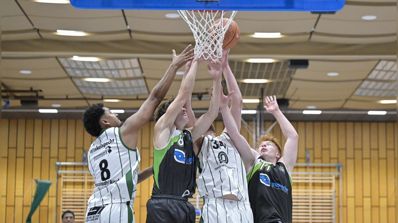 Unter den Körben ging es eng zu zwischen Neustadt (in Weiß von links Aaron Winkelspecht und Mohamad Nedal Jenniat) und Zwickau (links Luuk Wurmbach, rechts Vincent Luck). (Foto: Martin Rügner)