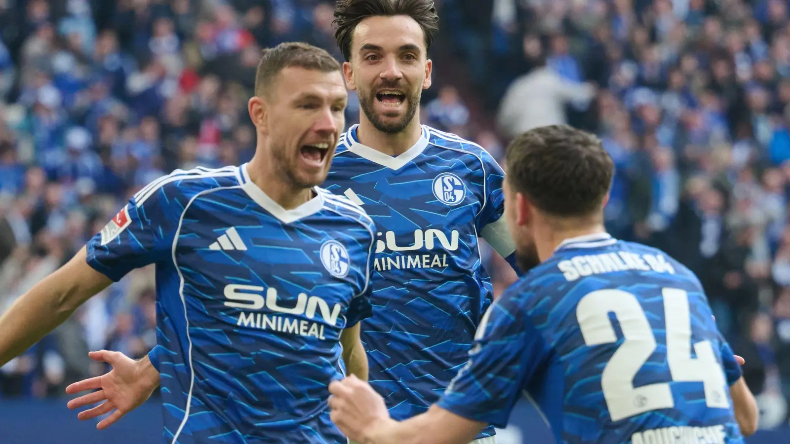 Schon drei Mal gejubelt, aber noch kein Mal gewonnen: Neuzugang Edin Dzeko (links) wartet trotz dreier Treffer noch auf seinen ersten Sieg mit Schalke (Archivbild). (Foto: Bernd Thissen/dpa)