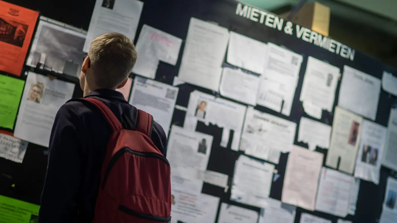 Die Wohnungssuche ist für Studierende eine Herausforderung. (Symbolbild) (Foto: Matthias Balk/dpa/dpa-tmn)