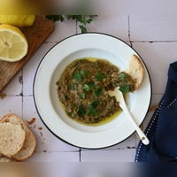 Melitzanosalata: Der griechische Salat, der eigentlich ein Dip ist, wird aus weich gebackener Aubergine zubereitet und zum Fladenbrot gedippt.  (Foto: Julia Uehren/dpa-tmn)