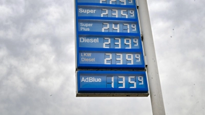 Tanken wird immer teurer - Benzin ist bereits auf einem Allzeithoch, nun ist auch Diesel nicht mehr weit entfernt. (Archivbild) (Foto: Bernd Weißbrod/dpa)