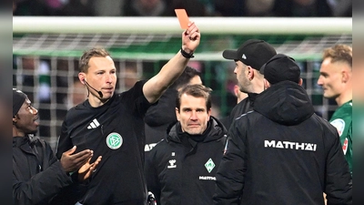 Schiedsrichter Martin Petersen zeigt Werder-Trainer Ole Werner die Rote Karte.  (Foto: Carmen Jaspersen/dpa)