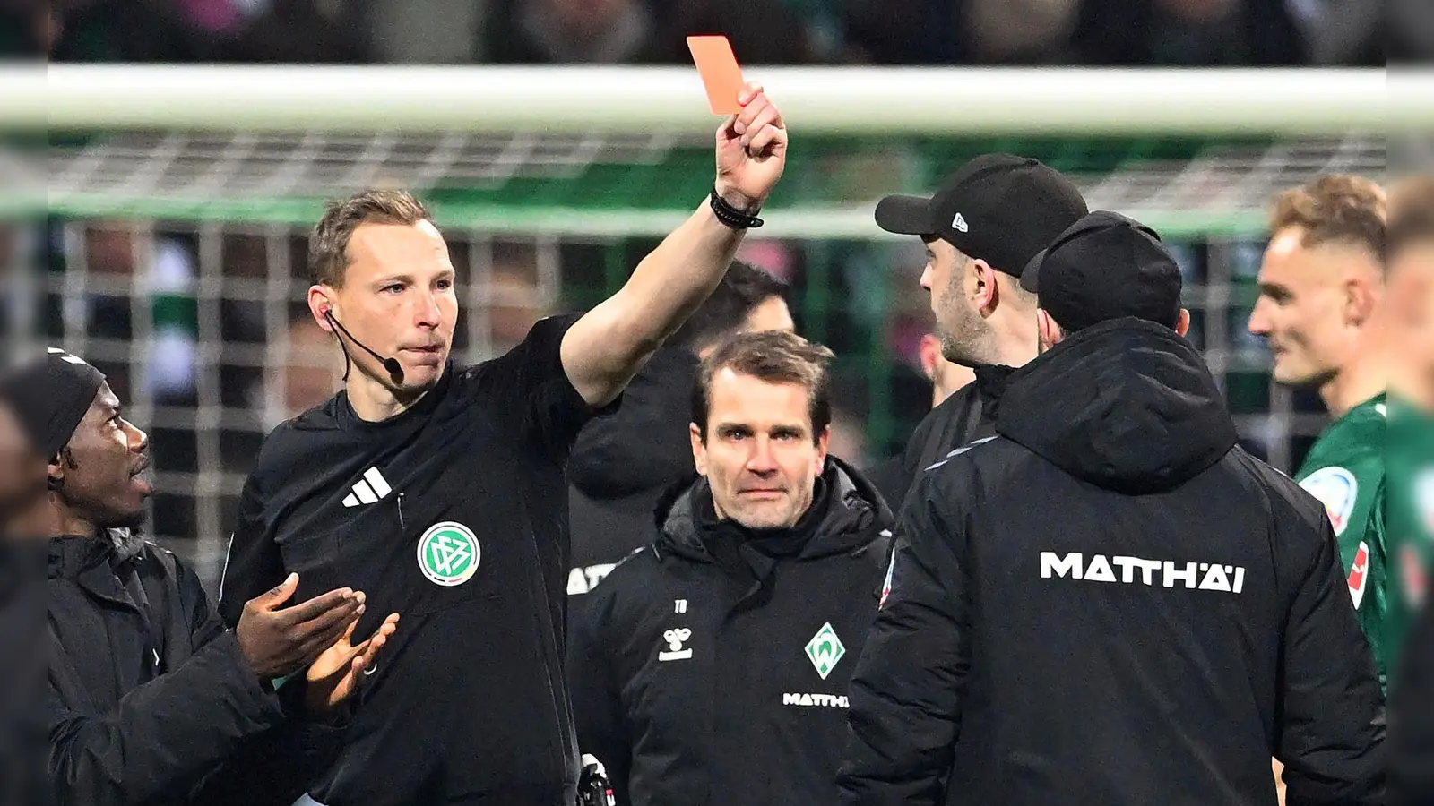 Schiedsrichter Martin Petersen zeigt Werder-Trainer Ole Werner die Rote Karte.  (Foto: Carmen Jaspersen/dpa)