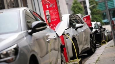 Ist die Ladesäule frei, wenn ich ankomme? Wer auf die öffentliche Infrastruktur angewiesen ist, muss flexibel bleiben. (Foto: Christian Charisius/dpa/dpa-tmn)