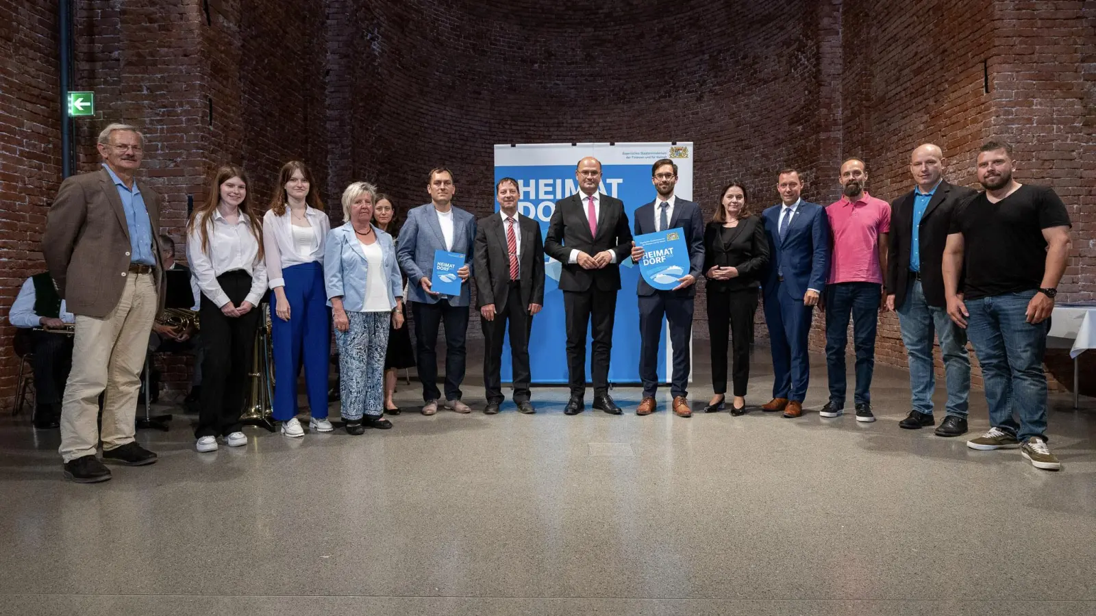 Finanz- und Heimatminister Albert Füracker (Siebter von rechts) mit dem Neusitzer Bürgermeister Manuel Döhler (rechts daneben) und Bezirkstagspräsident Armin Kroder (Vierter von rechts) im Kreis der Neusitzer Abordnung bei der Verleihung des Gütesiegels „Heimatdorf 2023“. (Foto: StMFH/Christian Blaschka)