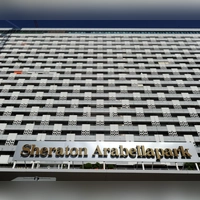 Die Fassade des Arabellahauses und der Eingang zum mittlerweile umbenannten Hotel in dem 73 Meter hohen Gebäude im Jahr 2013. Ab 2013 soll aufwändig saniert werden. (Archiv) (Foto: Tobias Hase/dpa)