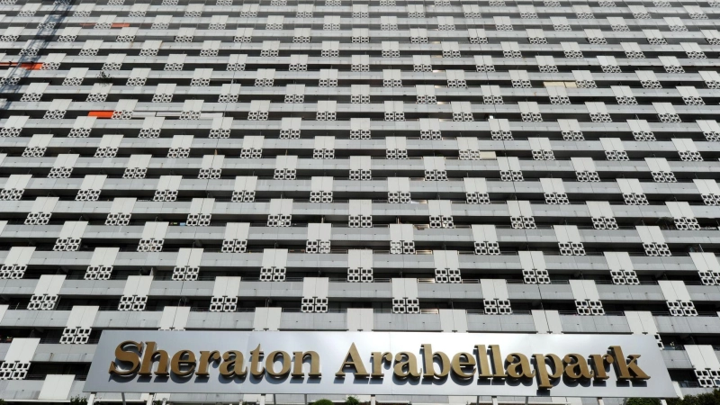 Die Fassade des Arabellahauses und der Eingang zum mittlerweile umbenannten Hotel in dem 73 Meter hohen Gebäude im Jahr 2013. Ab 2013 soll aufwändig saniert werden. (Archiv) (Foto: Tobias Hase/dpa)