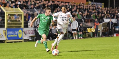 Mirko Puscher (links) genießt die besonderen Spiele in Ansbach, zum Beispiel das gegen den FC Bayern II (rechts Julien Yanda). (Foto: Martin Rügner)