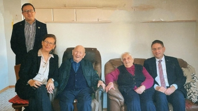 Seinen 100. Geburtstag hat Michael Hermann (Dritter von links) jetzt abgehakt. Das nächste Ziel ist der 75. Hochzeitstag mit seiner Frau Anna (Zweite von rechts). Das Foto zeigt die beiden mit Landrat Dr. Jürgen Ludwig (rechts), Bürgermeisterin Friederike Sonnemann und zweitem Bürgermeister Oliver Frank. (Foto: Kathrin Ott)