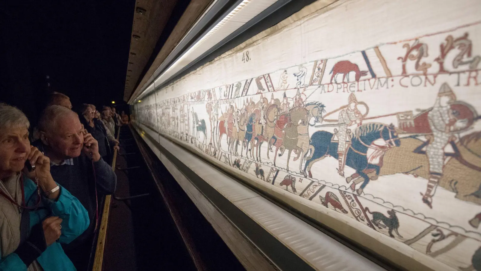 Über Monate können Kunstbegeisterte den Teppich in London bestaunen. (Archivbild) (Foto: Loic Venance/AFP/dpa)