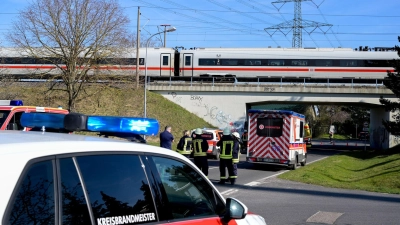 Ein ICE steckte wegen eines Oberleitungsschadens in Sachsen-Anhalt fest. (Symbolbild) (Foto: Heiko Rebsch/dpa)