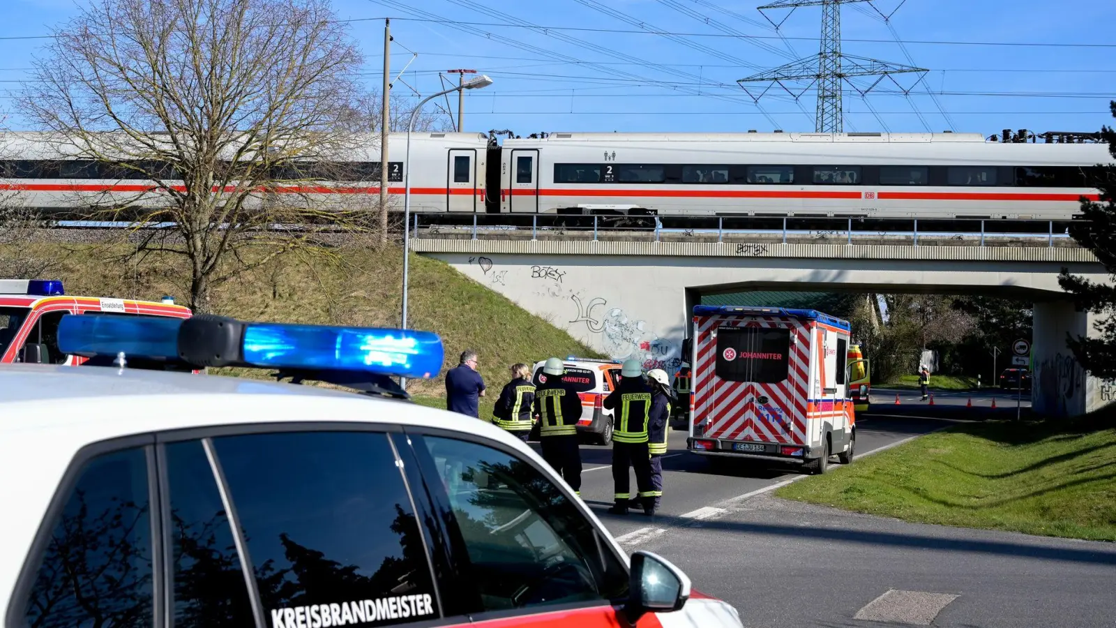 Ein ICE steckte wegen eines Oberleitungsschadens in Sachsen-Anhalt fest. (Symbolbild) (Foto: Heiko Rebsch/dpa)