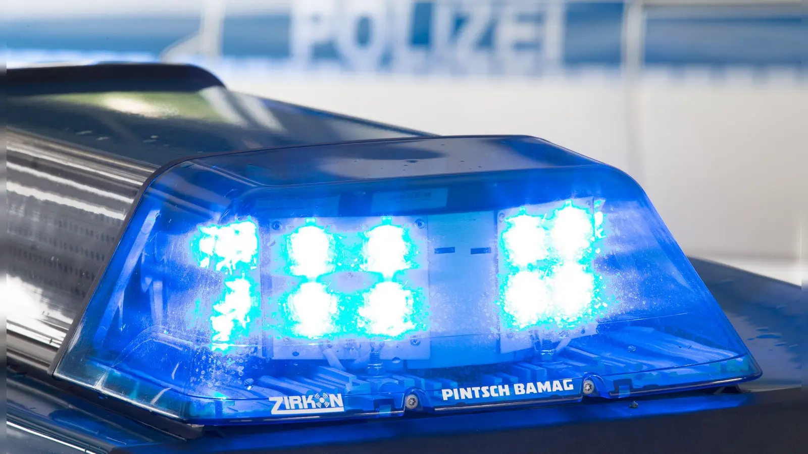 Nach einem Messerangriff in der Augsburger Innenstadt klickten beim mutmaßlichen Täter die Handschellen. (Symbolbild) (Foto: Friso Gentsch/dpa)