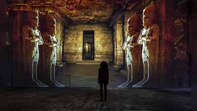 Mit Lichtprojektionen und Musik: Ab dem 24. Januar ist die Ausstellung „Im Reich der Pharaonen – eine immersive Reise ins Alte Ägypten“ im Dortmunder Kunstzentrum Phoenix des Lumières zu sehen. (Foto: Eric Spiller/Culturespaces/dpa-tmn)