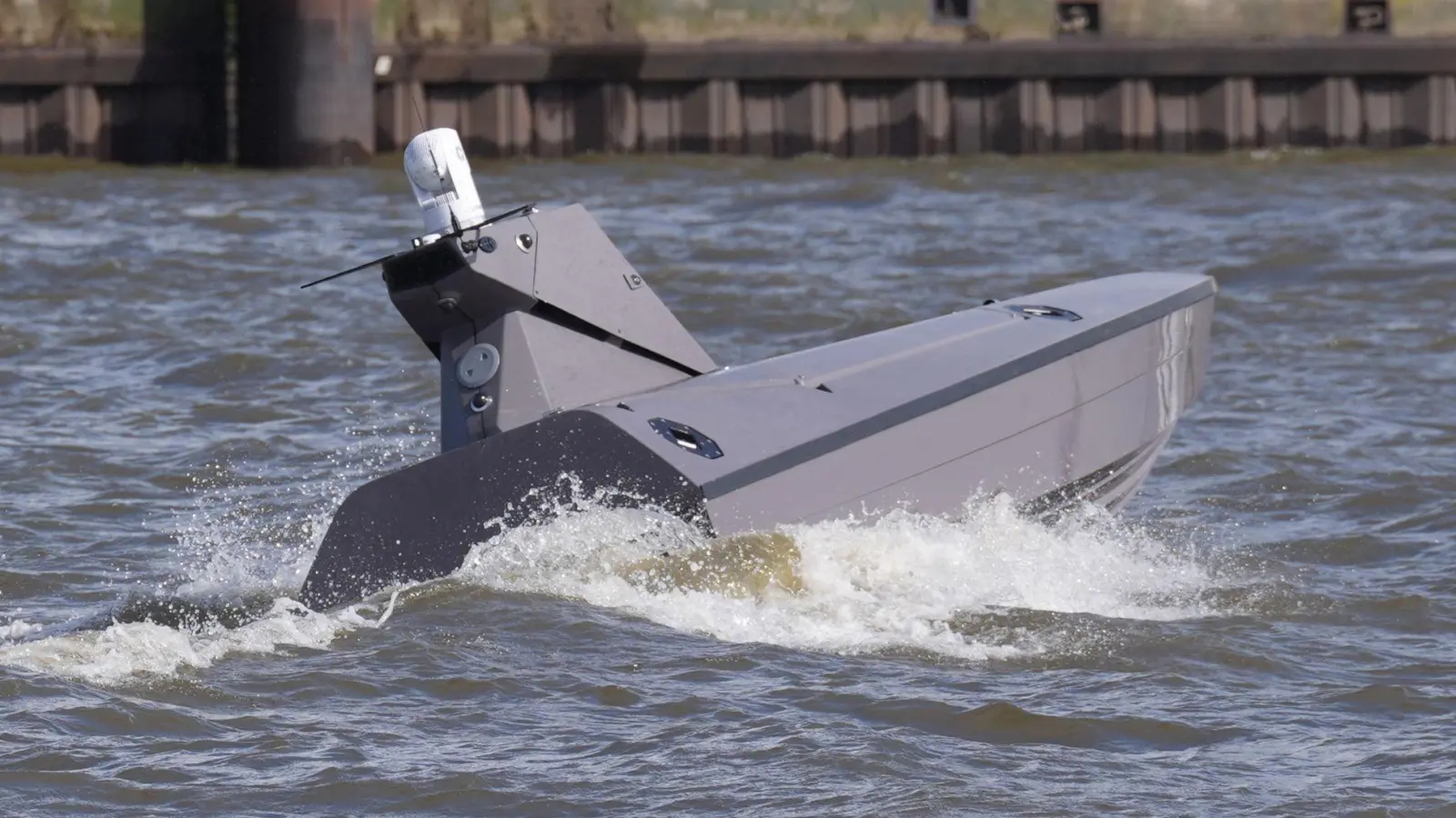 Das Rheinmetall-Drohnenboot ist 8,5 Meter lang. (Archivbild) (Foto: Marcus Brandt/dpa)