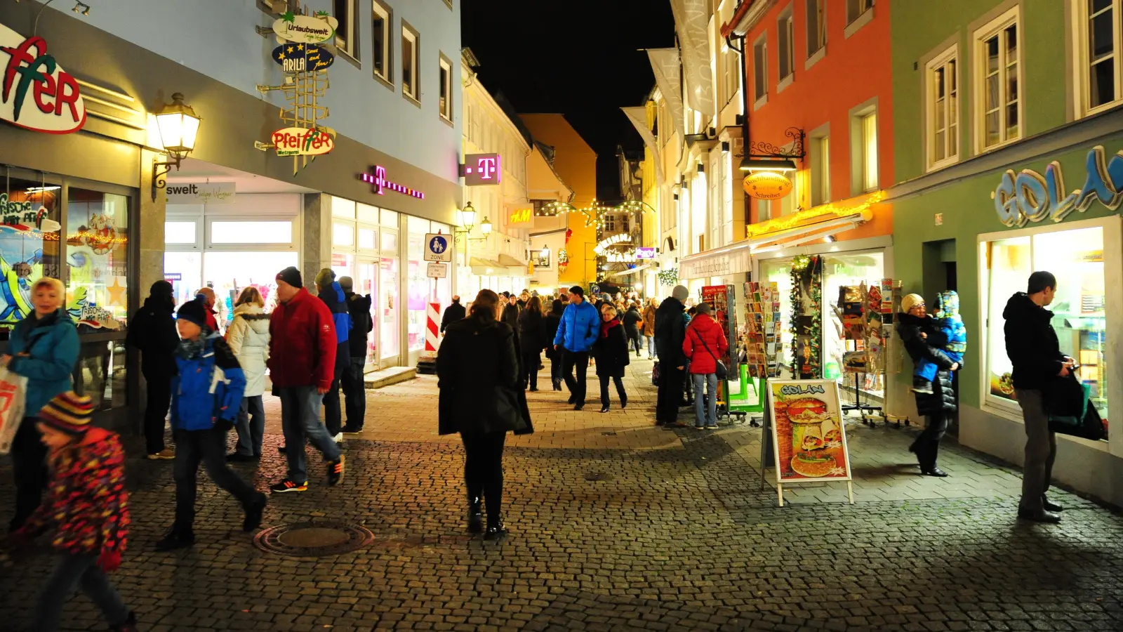 Volle Gassen erhoffen sich Stadt und Einzelhandel bei den bis zu zwölf möglichen Einkaufsnächten im nächsten Jahr. Auch heuer soll es noch ein solches Event geben. Geplant ist es für den 6. Dezember. (Archivbild: Jim Albright)