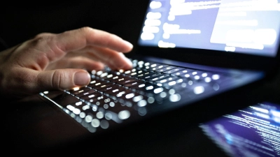 In der Industrie war der Studie zufolge 2025 etwa jede achte Firma von Cyberangriffen betroffen. (Symbolbild) (Foto: Philip Dulian/dpa)