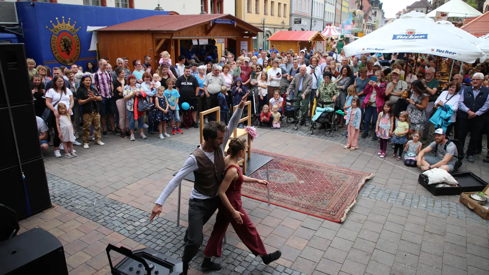 Akrobatik und Clownerie vor großem Publikum: „Schmitz Artist“ aus Berlin zeigten nach der Ansprache des Oberbürgermeisters auf dem Martin-Luther-Platz ihr Können. (Foto: Alexander Biernoth)