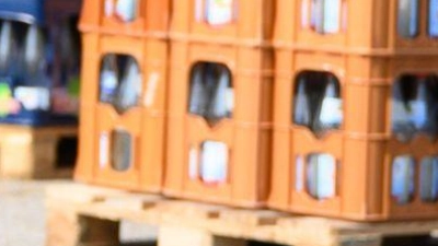 Nachhaltigkeit zählt: Wer ökologisch handeln möchte, sollte Mineralwasser in Mehrwegflaschen kaufen und auf regionale Quellen achten. (Foto: Sebastian Gollnow/dpa/dpa-tmn)