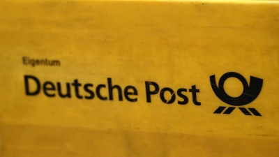 Plastikboxen der Deutschen Post stehen in einer Zustellbasis herum - auch dort könnte der Warnstreik Auswirkungen haben. (Foto: Wolf von Dewitz/dpa)