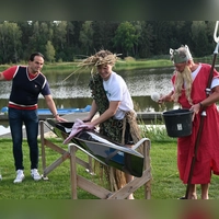 Hatten bei der Taufe und Übergabe des neuen Boots Gerti Spaß (von links): Axel Hilterhaus, Neptunhelfer Simon Lehmeyer und Neptun Hermann Lennart. (Foto: Anna Beigel)