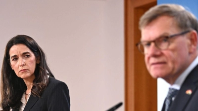Außenminister Johann Wadephul (CDU) äußert sich bei einer Pressekonferenz mit seiner ungarischen Kollegin Anita Orbán auch zum Vorgehen Israels im Westjordanland und möglichen neuen Sanktionen. (Foto: Elisa Schu/dpa)