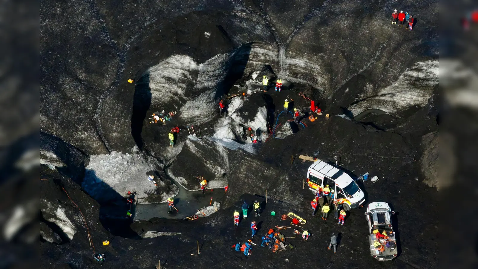 Einsatz in unwegsamen Gelände: Rettungskräfte suchen nach den vermeintlich Vermissten. (Foto: Vilhelm Gunnarsson/STOD2/AP/dpa)