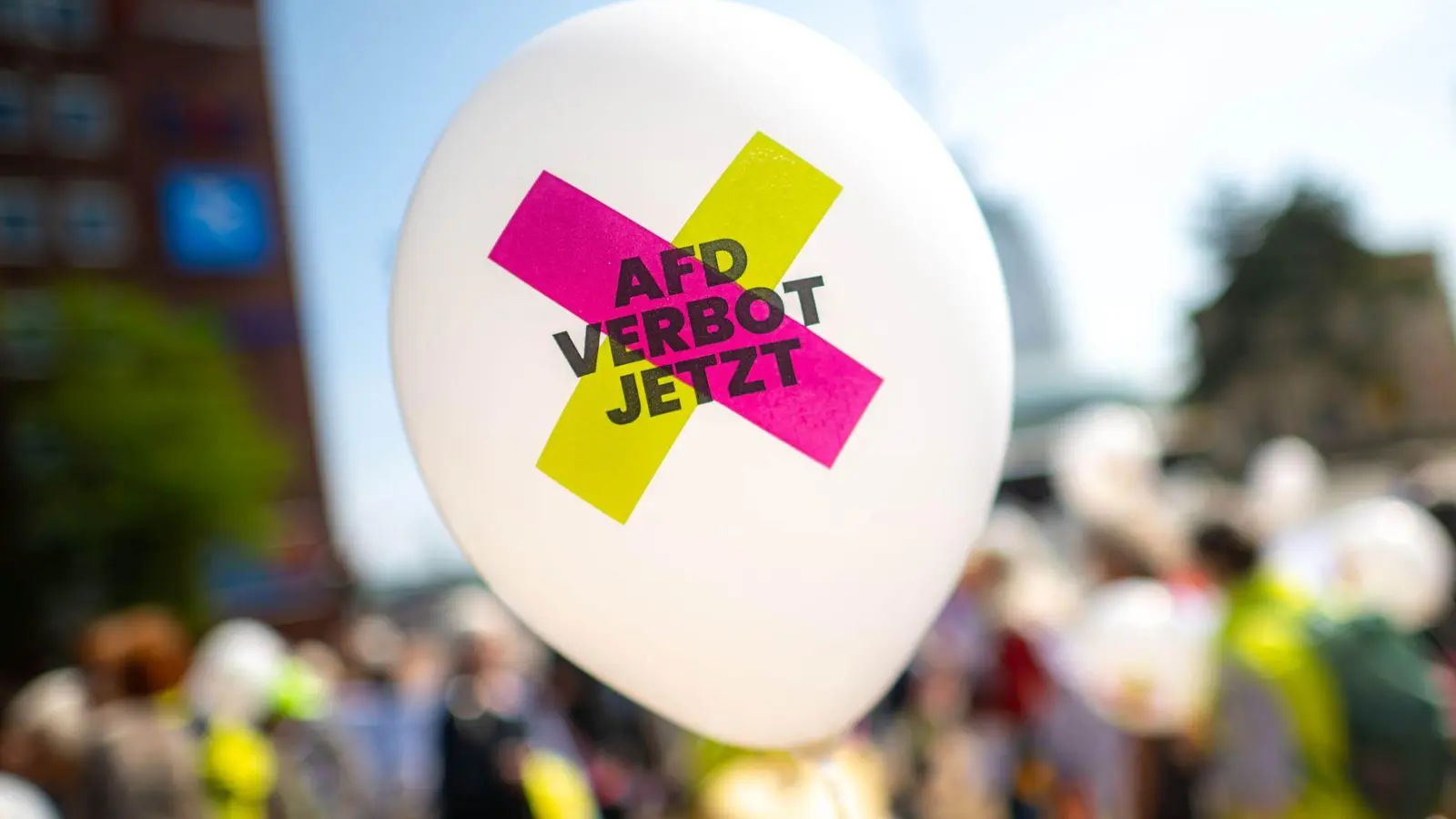 Muss die AfD wegen verfassungsfeindlicher Bestrebungen verboten werden? Die Grünen im bayerischen Landtag setzen sich mit einer Untersuchung für ein Verfahren ein. (Archivbild) (Foto: Sina Schuldt/dpa)