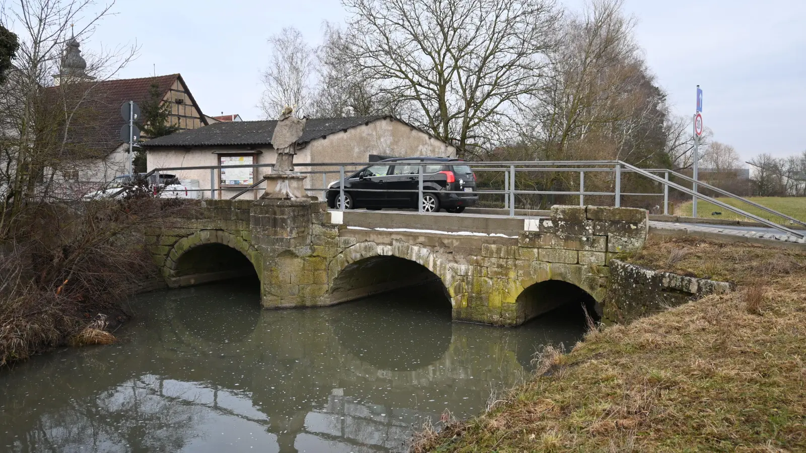 Die Nepomukbrücke von Altmannshausen ist nach dem massiven Hochwasserschaden provisorisch befahrbar gemacht worden. Die eigentliche Sanierung steht aber nach wie vor noch aus. (Foto: Andreas Reum)