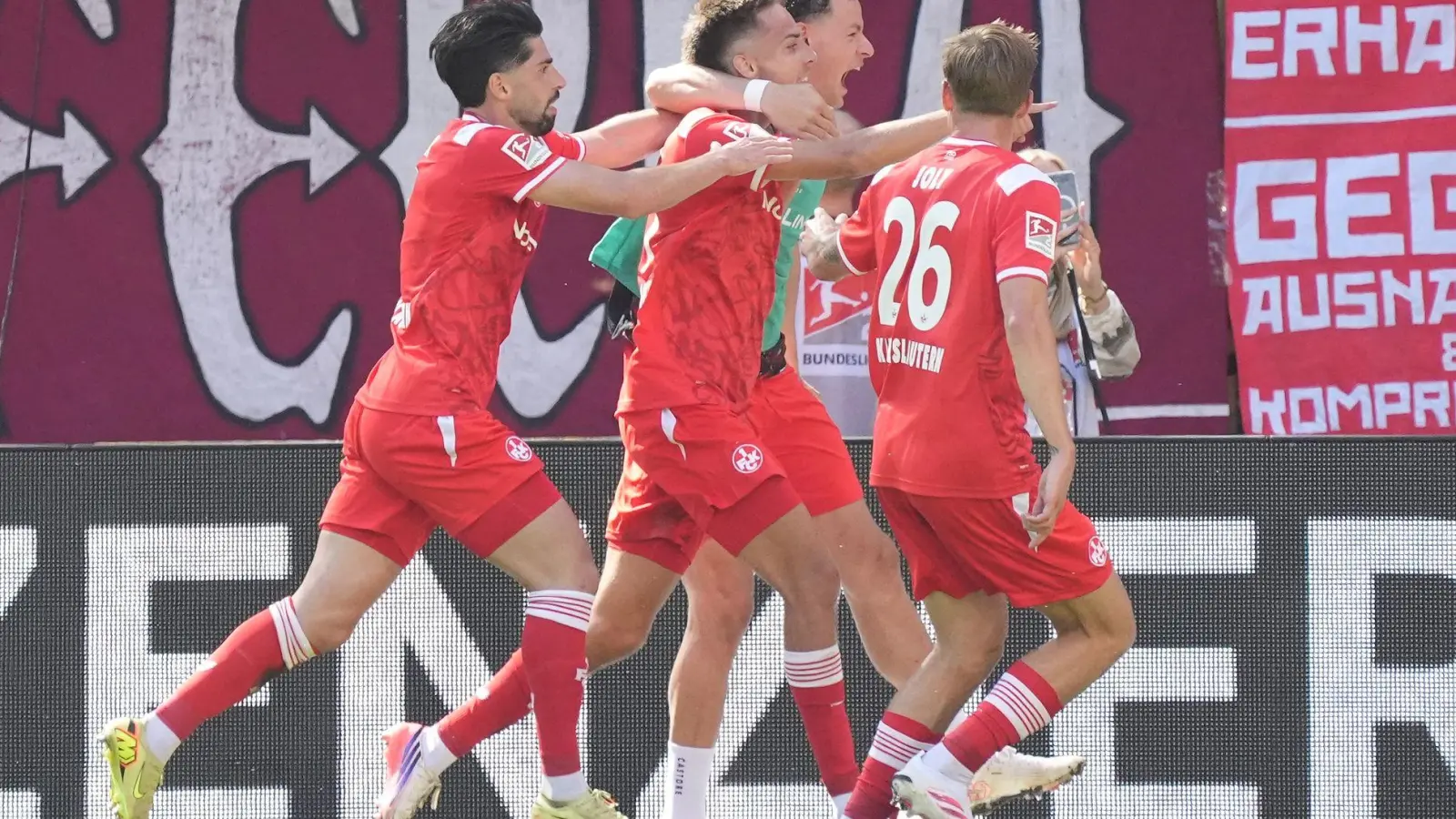 Kaiserslauterns Mario Sauer und seine Mitspieler bejubeln das 1:0. (Foto: Marc Schüler/dpa)