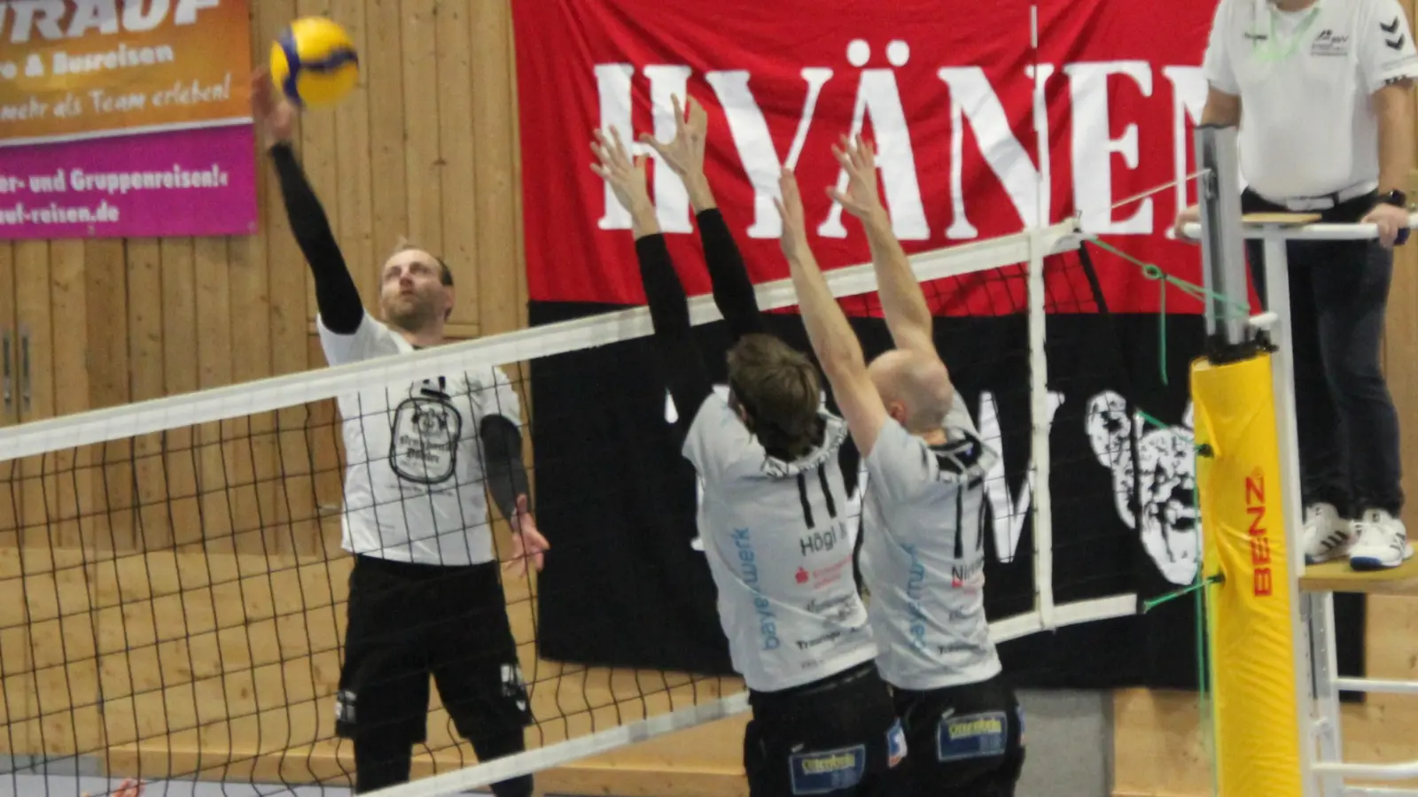 TVW-Spielertrainer Marcel Geißbarth versucht, den starken Abensberger Block zu überwinden. (Foto: Frank Wiemer)