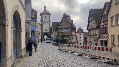 Das berühmte Plönlein-Fotomotiv sieht gerade etwas anders aus als sonst. Eine unbekannte Person hat die Poller angefahren. Ein Schrankenzaun ist die Folge. (Foto: Clarissa Kleinschrot)